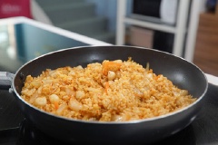 Tiếp đến cho lại tôm, kim chi, nước tương, đường, dầu mè, một chút hạt tiêu vào đảo đều cho tới khi cơm săn và khô. Múc cơm ra hộp, rắc thêm chút hành và vừng trắng. Có thể thêm ½ quả trứng luộc nếu muốn.