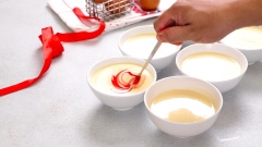 Chia hỗn hợp bột làm 6 phần bằng nhau, sau đó bạn pha màu từng phần bột, mỗi màu khoảng 2-3 giọt tùy theo sở thích.. Nếu bạn muốn chiếc bánh của bạn có màu sinh động hơn, bạn có thể pha nhiều tông màu hơn, như vậy bánh của bạn sẽ tự nhiên và đẹp hơn. Lưu ý màu bánh sau khi ra sản phẩm sẽ đậm hơn khi bạn pha nên bạn không nên pha màu quá đậm.