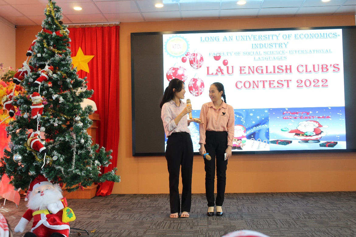 Tuyết Thu và Thùy Trang 20TA với tiết mục “Reciting Poetry”