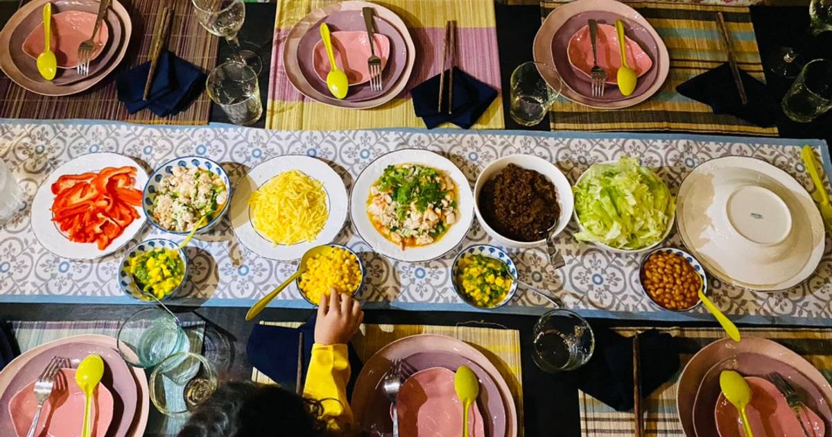 Taco thịt bò và taco tôm cá với salsa xoài