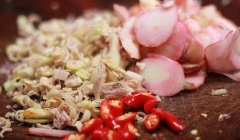 Tỏi bóc vỏ, băm nhuyễn. Riềng, sả, ớt rửa sạch, thái nhuyễn. Lá mơ rửa sạch, để ráo nước. Khế và chuối chát cẳ lát mỏng. Ngâm chuối cắt lát vào nước để chuối không bị đen.