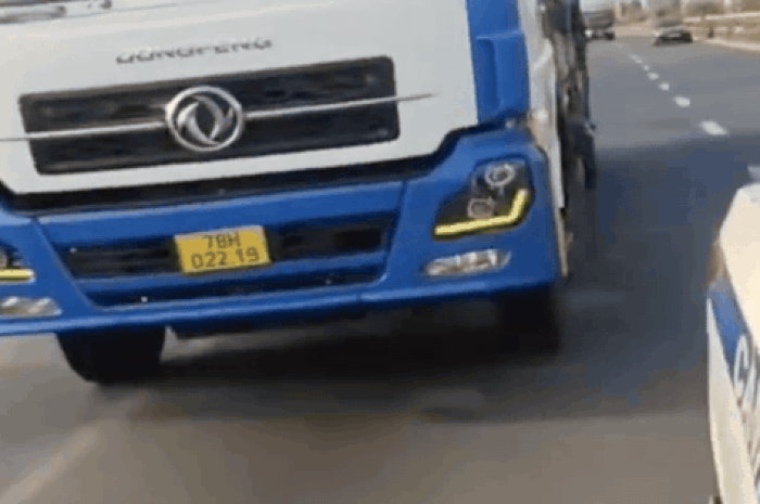 Video tài xế xe tải bỏ chạy khi CSGT yêu cầu dừng xe, bị chặn sau nhiều km - Báo Sức Khỏe &amp; Đời Sống