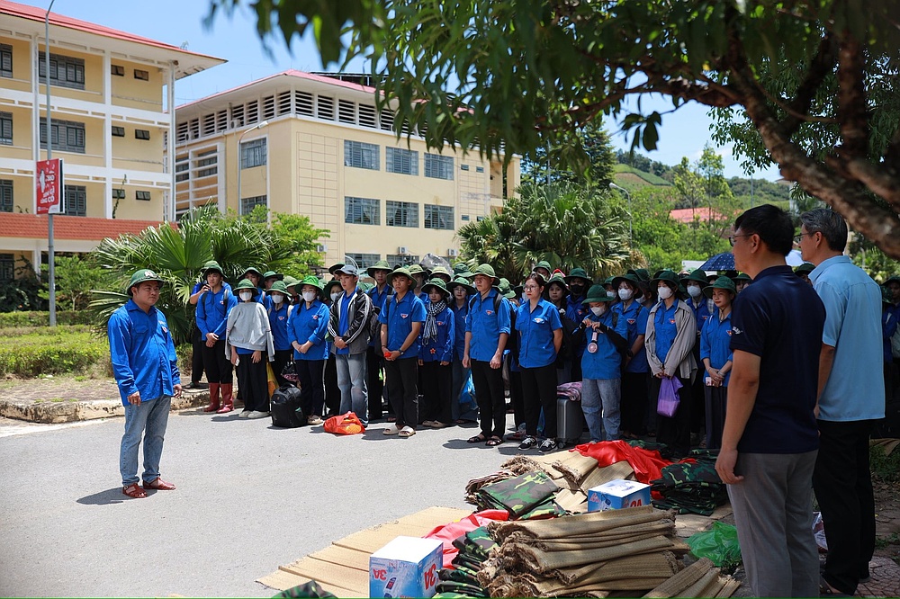 Tuổi trẻ Trường Đại học Tây Bắc phát huy tinh thần tình nguyện, xung kích vì cộng đồng, tham gia hỗ trợ khắc phục hậu quả mưa lũ