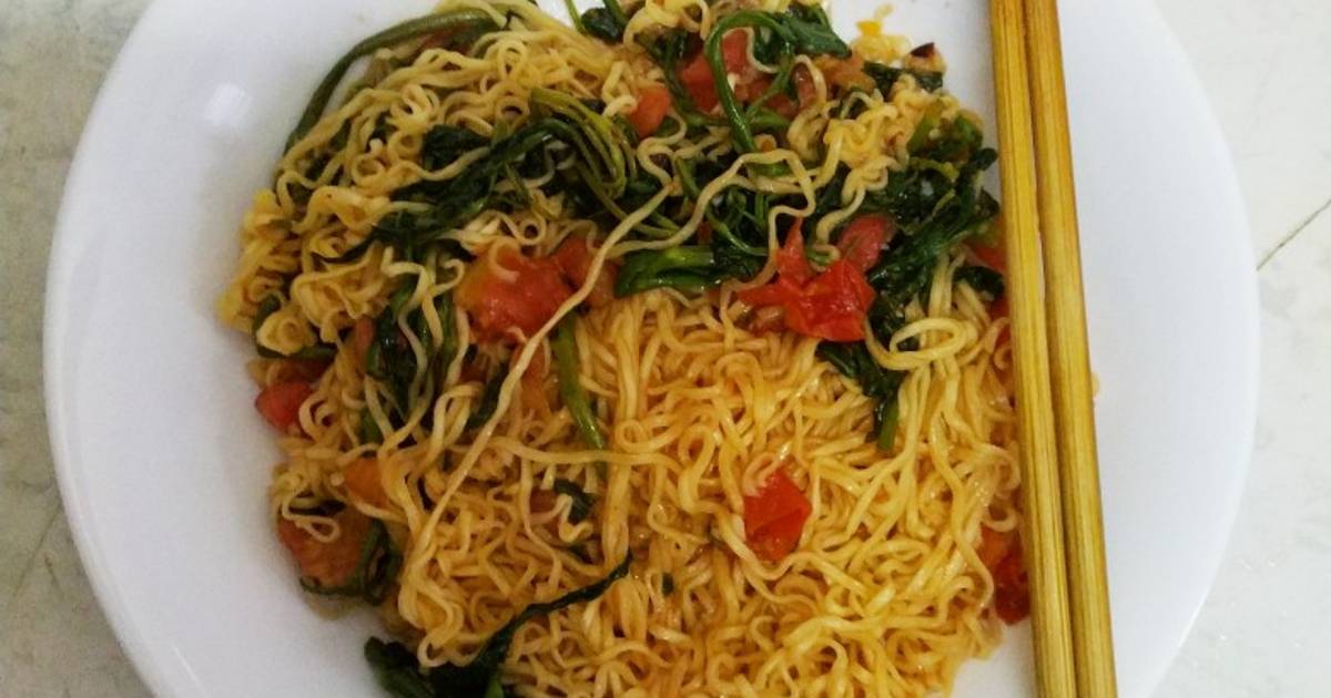 Mì xào cà chua rau muống lạ miệng 😋