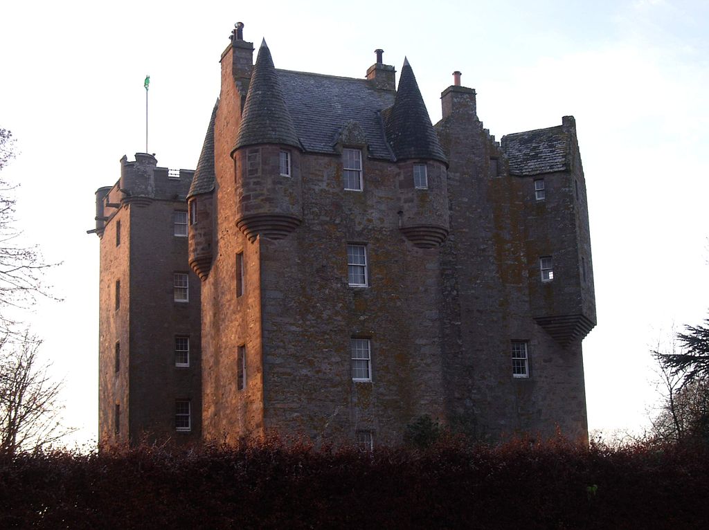 Abertarff_Castle_Stuart_from_Wikipedia.jpg