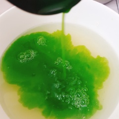 Rau câu sôi thì múc rau câu ra chén, cho nước cốt lá dứa vào rau câu. Tùy theo sở thích mà các bạn cho lá dứa nhiều hay ít để có màu đậm hay nhạt nhé. Sau đó khuấy đều cho màu lá dứa thật đều với rau câu. Rồi đổ lá dứa vào khoảng 1/2 khuôn.