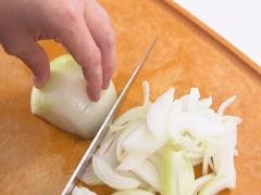 Cạo cho sạch lông chân giò heo, rửa sạch rồi để riêng cho ráo nước. Rút xương phần thịt chân giò, ướp với một 1/2 muỗng cà phê tiêu, 2 muỗng canh nước mắm, dùng tay xoa bóp đều rồi để 15 phút cho ngấm gia vị. Gọt vỏ khoai tây, ngâm nước cho bớt nhựa, rửa sạch rồi cắt khối nhỏ. Bóc vỏ hành tây, cắt múi cau.