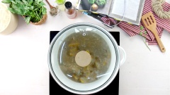 Xào cho thịt băm vừa chín thì thêm vào 1 lít nước, khuấy đều. Tiếp theo cho thêm bí đỏ cắt lát, đậy nắp, mở lửa to. Nấu canh bí đỏ thịt bằm trong khoảng 15 phút cho bí chín mềm.
