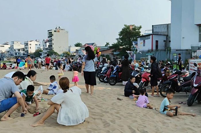 'Bãi biển' mới giữa lòng TPHCM thu hút giới trẻ - Báo Tiền Phong