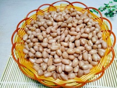 Đậu phộng rửa sạch rồi đem luộc cho đến khi chín mềm. Nấu đậu phộng sôi lên rồi hạ lửa nhỏ liu riu để đậu chín mềm nhừ. Vớt đậu ra để ráo (bạn có thể bóc vỏ lụa của hạt đậu tùy thích). Mình thường để nguyên vỏ lụa để ăn luôn vì vỏ lụa đậu có nhiều chất dinh dưỡng. Bạn có thể hầm đậu phộng trong nồi áp suất để hạt đậu chín nhừ nhanh hơn nhé. Đậu phộng nấu chín mềm vớt ra rổ để ráo.