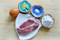 Rửa sạch thịt, để ráo rồi cắt thành từng miếng nhỏ.
