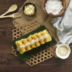 Dọn món ăn ra đĩa và rắc mè trắng rang lên mặt. Vị ngọt dịu, mềm dai của vỏ bánh kết hợp với đậu xanh bùi bùi và một chút vị béo của dừa nạo, tạo nên sự hài hòa không hề ngán khi ăn. Chấm thêm một chút muối mè để làm tăng thêm hương vị thơm ngon của món ăn.