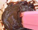 Làm phần nhân trước. Bắc nồi nước lên bếp đun sôi hạ lửa vừa, cho socola và whip vào bát rồi đặt lên nồi nước, đun cho socola tan chảy hoà quyện với whip được hỗn hợp sánh mịn là được