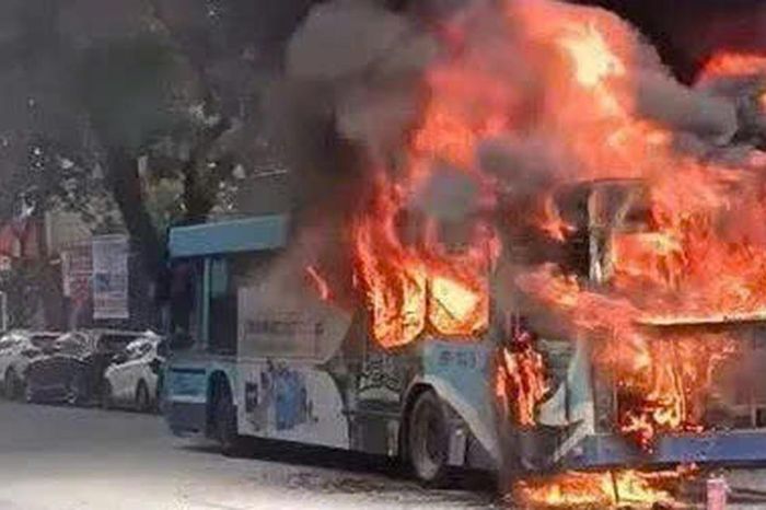 Hình ảnh và video cận cảnh 'bà hỏa' thiêu rụi xe buýt giữa phố Lý Thường Kiệt - Chuyên trang Gia Đình &amp; Xã Hội - Báo Sức khỏe &amp; Đời sống