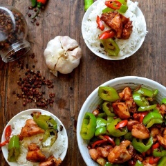 Cho gà ra đĩa, dùng nóng với cơm trắng rất ngon nhé!