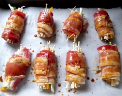 Xếp các cuộn thịt ra khay, dùng chổi phết 1 lớp sốt BBQ thấm đều từng cuộn thịt. Bắc chảo lên bếp, đợi chừng 30 giây cho chảo nóng, sau đó lần lượt cho các cuộn thịt lên chảo, nhớ đặt phần mép thịt lên trước để cuộn thịt không bị vỡ khi chiên nha!