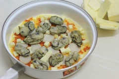 Đầu tiên cho khoai tây vào chảo, tráng đều cho liền mặt thành 1 lớp ở đáy chảo. Tiếp chố phết đều chỗ tôm khô trộn dầu điều lên trên khoai tây. Lần lượt xếp và dàn đều nấm, phô mai cắt hạt lựu, hàu và phủ trên cùng là phô mai lát.
