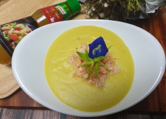 Cho soup khoai lang kiểu Âu ra tô, rồi thêm tôm xào lên trên. Con nít nào không mê đúng không các mẹ.