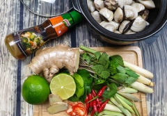 Ngâm nghêu với nước lạnh và ớt ít nhất 30 phút để nghêu nhả bớt cát, sau đó rửa sạch. Cắt nhỏ sả cây, ớt.