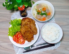 Trang trí xà lách và cà chua cắt lát, xếp thịt lên, thêm tô canh nóng và nồi cơm nữa là bọn trẻ sẽ thích mê, cả nhà sẽ quây quần bên bữa cơm ngon cùng nhau trò chuyện quên mất cơn nóng của mùa hè ngoài cửa. Chúc gia đình bạn ngon miệng nghen !!
