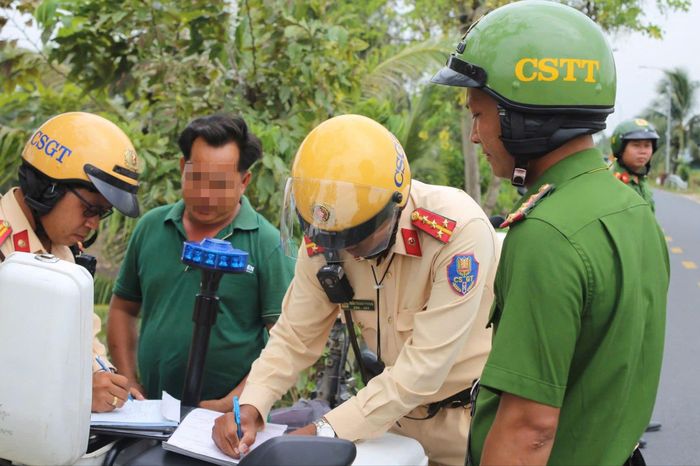TP.HCM: Trạm CSGT Tân Túc ra quân xử lý xe độ chế, xe kéo tự phát - Báo Pháp Luật TP.HCM