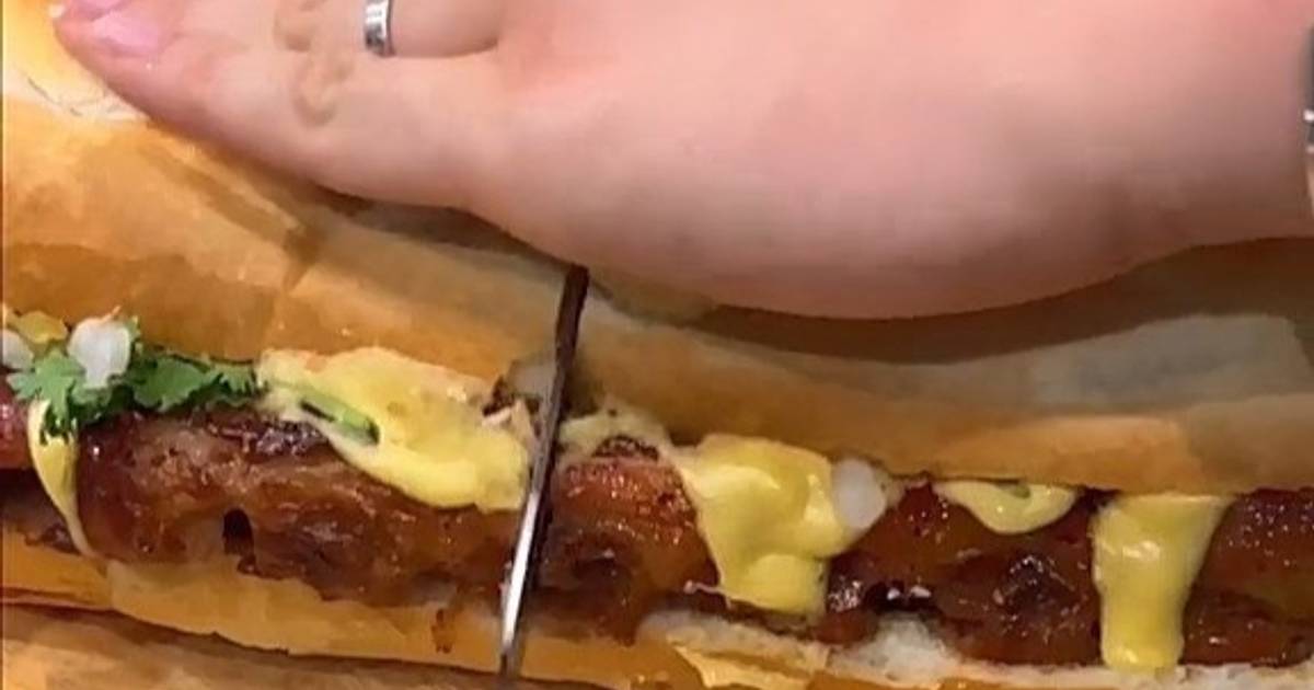 Bánh Mì Sườn Xá Xíu Khổng Lồ