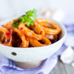 Giữa cái tiết trời hơi lành lạnh mà hít hà hơi cay của miếng mực cũng đủ khiến bạn ấm sực.