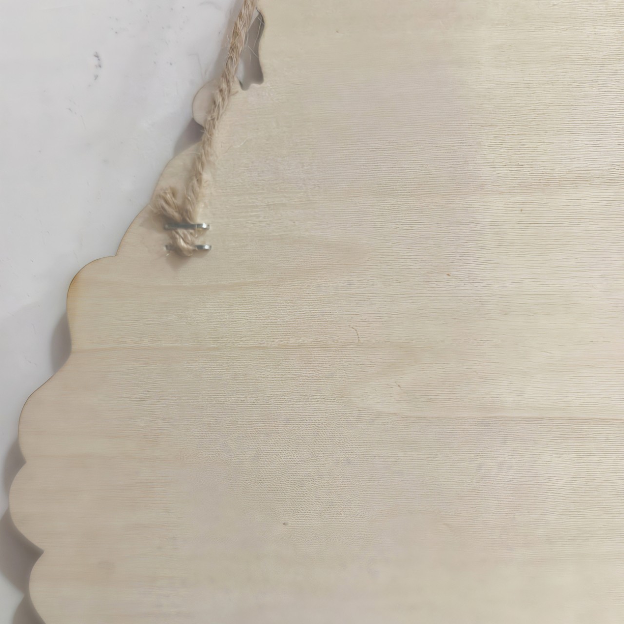 Dekorativer Weihnachtskranz aus Holz mit Beeren-Motiv