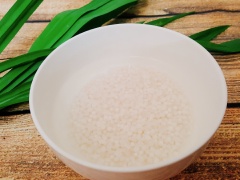 Chuối rửa sạch, hấp chín rồi để nguội cho chuối se lại, sau đó lột vỏ chuối. Bột báng, hạt lượu ngâm nở. Đun sôi một nồi nước, cho bột báng và hạt lượu đã nở mềm vào luộc. Đến khi cả hai đều trong thì vớt ra rổ.