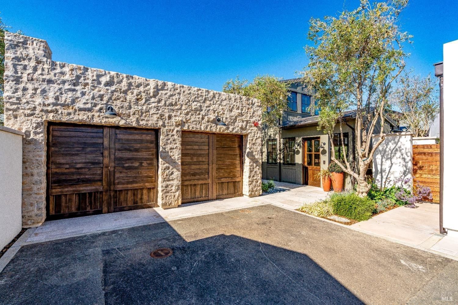 Napa, California, USA — 4-Bed Villa With Fireplace 2
