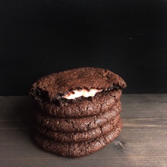 Bánh cookie dâu chocolate với hương vị thơm lừng, giòn tan của lớp vỏ bánh bên ngoài kèm theo vị ngọt béo, chua chua của nhân dâu bên trong khiến bạn ăn bánh nhưng không bị ngán. Nào chúng ta cùng nhau thử làm ngay bạn nhé.