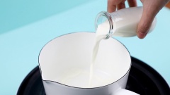 Trộn đều 5gr bột rau câu giòn với 100gr đường. Cho vào nồi 150ml sữa tươi và 300ml sữa chua uống Đà Lạt Milk, nấu ấm sau đó cho hỗn hợp bột rau câu vào, khuấy đều đến khi hỗn hợp sôi lăn tăn khoảng 3-4 phút thì đổ ra khuôn, để thạch nguội lại.