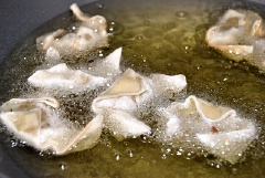 Cho dầu vào chảo đun nóng. Cho bánh mandu vào chiên mỗi bên khoảng từ 2 – 3 phút ở nhiệt độ trung bình, cho đến khi bánh có màu vàng nâu. Nếu như bánh mandu sau khi được gói xong, đã được để đông lạnh (để bảo quản) thì phải chiên ở nhiệt độ thấp hơn và rán trong khoảng 4 - 5 phút mỗi mặt thì bánh mới chín được.