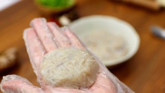 Cho mực đã giã ra tô trộn cùng râu mực cắt hạt lựu. Sau đó cho mực vào ngăn đông tủ lạnh 30 phút. Sau đó dùng bao tay ni lông xoa chút dầu ăn rồi nặn chả tròn bẹt theo lượng đều nhau.