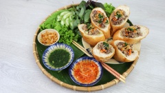 Cho phần thịt xào lên mặt bánh mì, rưới mỡ hành, rắc thêm hành phi lên mặt. Bánh mì hấp có thể ăn kèm các loại rau sống và nước mắm chua ngọt rất ngon, thích hợp cho bữa sáng hay những ngày bận rộn mà vẫn muốn có một bữa ăn ngon miệng.