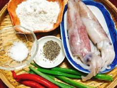 Mực ống mua về đem lột bỏ hết phần da bên ngoài rồi sơ chế thật sạch, để ráo nước, đem cắt mực thành những khoanh tròn vừa ăn.