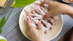 Bước đầu tiên chúng ta làm sạch chân gà với gừng, rượu, muối. Trộn mạnh tay khoảng 5 phút cho ra hết phần nhớt nha.