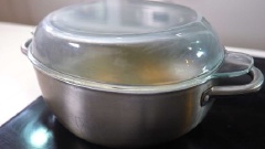 Đậu đỏ, đậu trắng, hạt bo bo ngâm nước từ 3 - 4 tiếng cho mềm rồi rửa sạch. Lá sen rửa thật sạch, để ráo. Vỏ cam ngâm mềm. Bí đao gọt vỏ, cắt miếng nhỏ. Sau đó, cho lá sen, bí đao, đậu đỏ, đậu trắng, hạt bo bo vào nồi lớn, chế nước xâm xấp mặt, đậy nắp và nấu trong 1 tiếng. Sau 1 tiếng thì mở nắp và cho đường phèn vào tùy theo khẩu vị. Bạn cứ nấu như vậy đến khi đường tan hết là xong nha.