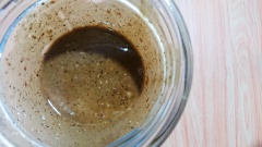 Tắt bếp cho sốt tiêu đen ra ngoài nhiệt độ phòng bắt đầu thêm sốt mayonnaise vào, dùng đũa đánh mạnh đến khi sốt mayonnaise hòa quyệt vào sốt. Giúp tăng độ béo ngon.