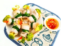 Thịt luộc cuộn rau củ ăn cùng nước mắm tỏi ớt thì còn gì bằng phải không nào. Món này không chỉ đơn giản mà còn ngon, thanh đạm nữa đấy. Chị em nhanh tay lưu công thức lại nhé.