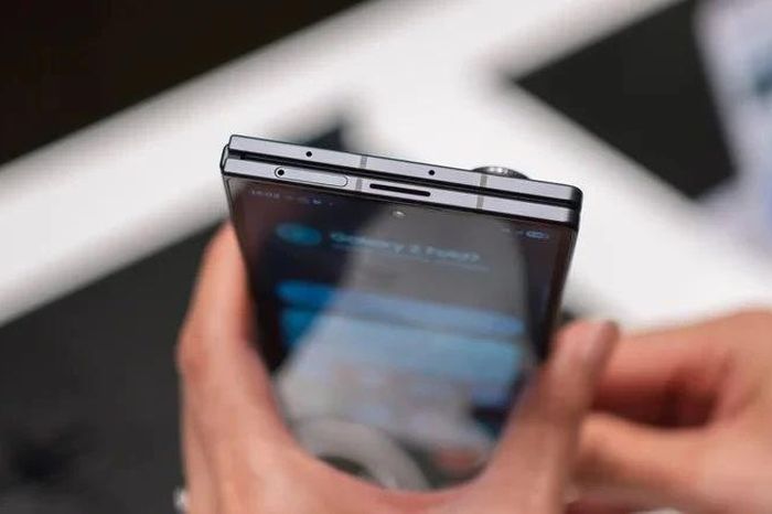 2 lỗ nhỏ trên điện thoại Samsung đắt tiền dùng để làm gì? - Báo Tri thức &amp; Cuộc sống