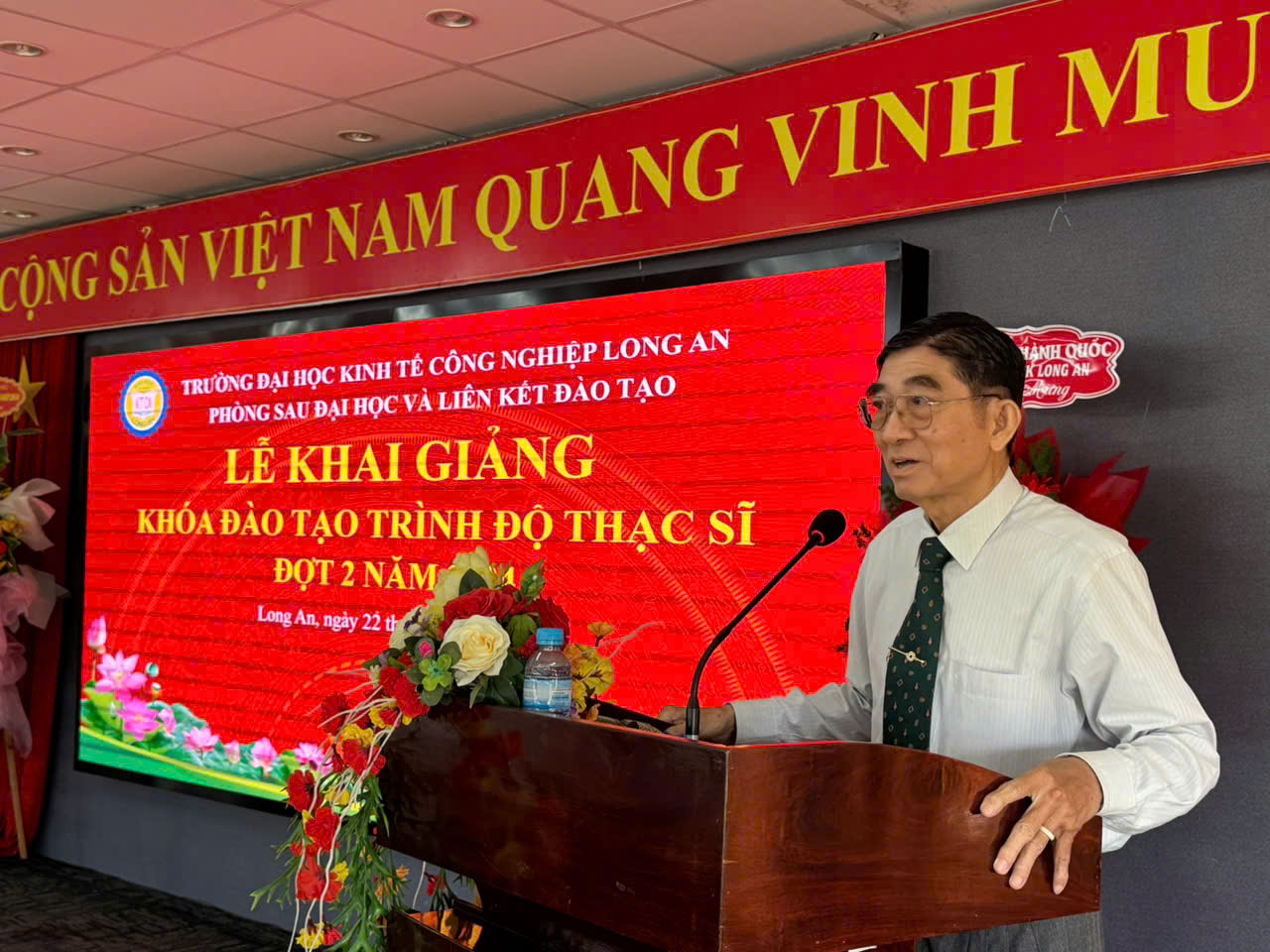 ThS. Huỳnh Văn Xê - Phó Bí thư Đảng uỷ, Phó Hiệu trưởng, Trưởng phòng SĐH-LKĐT phát biểu tại buổi lễ