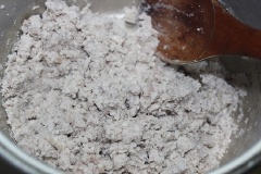Khoai môn gọt vỏ cắt nhỏ, đem luộc chín rồi dùng muỗng nghiền nhuyễn. Thịt heo và tôm bỏ vỏ xay hoặc băm nhuyễn. Nấm mèo ngâm nở mềm, thái nhỏ. Trứng gà tách lòng trắng và đỏ riêng. Cho khoai môn nghiền, tôm băm, thịt băm, nấm mèo, lòng trắng trứng vào tô, nêm với 3 muỗng cà phê đường, 1/2 muỗng cà phê bột ngọt, 1 muỗng cà phê muối, 3 cà phê nước mắm, tiêu xay, hành lá băm và hành tím băm nhỏ trộn đều.