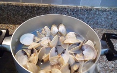 Nghêu ngâm với nước có pha 1 muỗng cà phê muối, ớt cắt nhỏ trong tô. Sau đó, cho nghêu vào nồi nước, luộc đến khi thấy nghêu hé miệng, tách lấy thịt nghêu, giữ lại phần nước luộc.