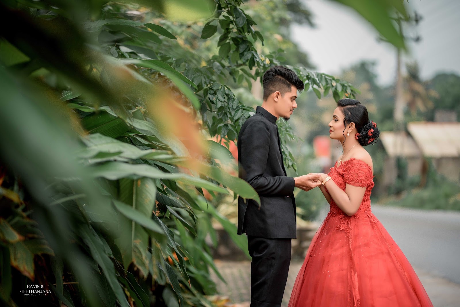 Pasindu and Dilshani homecoming photography - traditional couple portrait