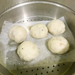 Hấp cá viên trong vòng 5 phút cho phần chả cá bên ngoài chín, tránh hấp lâu quá phần thịt băm bên trong sẽ bị chảy nước khiến cho bị khô. Bánh gạo nếu dùng loại đông lạnh thì ngâm nước sôi trong 10 phút sau đó vớt ra, thái làm đôi.