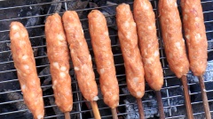 Sau khi thịt đã thấm gia vị, đặt cây tre hoặc đũa vào giữa miếng thịt và bọc kín chặt lại. Tiếp theo cho thịt lên bếp than, nướng chín vàng 2 mặt. Thường xuyên đảo, trở mặt để nem nướng không bị cháy.