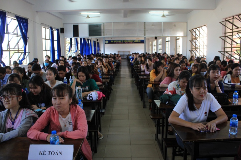 Đông đảo sinh viên tham dự chương trình