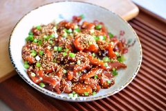 Cho thịt ức gà sốt chua ngọt ra đĩa, rắc thêm ít mè trắng rang cùng với hành lá thái nhỏ lên trên là có thể dọn ra mâm cơm dùng nóng rồi nhé. Cùng thực hiện ngay cách làm gà sốt chua ngọt đơn giản này cho bữa cơm gia đình để giúp cả nhà ăn cơm ngon miệng hơn nào.