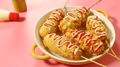 Vậy là chỉ chút ít thời gian chúng ta đã có ngay những xiên hotdog Hàn Quốc hấp dẫn ngon miệng mà không cần phải ra ngoài hàng quán. Từng xúc xích hàn quốc chảy kéo dài thơm béo, vị ngon xúc xích kèm từng miếng khoai tây giòn bùi, chấm thêm sốt mayonnaise hay tương cà tương ớt rất ngon. Với cách làm hotdog phô mai Hàn Quốc, hãy thêm ngay món ăn vặt hấp dẫn này vào danh sách cuối tuần làm liền cho các bé yêu hay các buổi tụ tập bạn bè nhé.